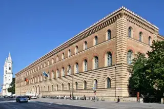20201210_Bayerische_Staatsbibliothek Die Fassade der Bayerischen Staatsbibliothek in der Ludwigstraße