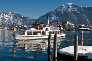 2022-1802-rottach-egern-winter Schiff auf dem Tegernsee bei Rottach-Egern