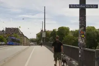 20210311_Reichenbachbrücke_Katy_Spichal Ein Mann geht mit seinem Hund über die Reichenbachbrücke