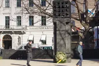 20210805_Platz_der_Opfer_des_Nationalsozialismus Zwei Menschen gehen über den Platz der Opfer des Nationalsozialismus