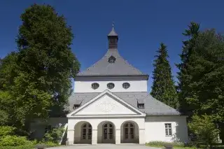 20210429_Waldfriedhof_Alter_Teil_Katy_Spichal Die Trauerhalle im alten Teil des Waldfriedhofs