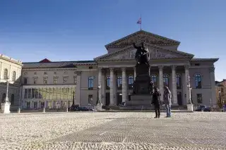 20201210_Max-Joseph-Platz Die Sonne scheint auf den Max-Joseph-Platz
