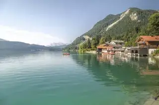 20210225_Walchensee Der Walchensee im Sommer mit Bergpanorama im Hintergrund