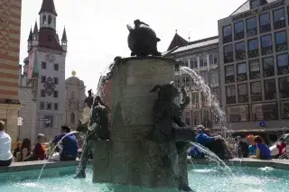 20210107_Fischbrunnen_Marienplatz Der Fischbrunnen vor dem Neuen Rathaus auf dem Marienplatz