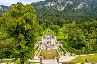 190221-linderhof-shutterstock_219715660 Schloss Linderhof in den Ammergauer Alpen