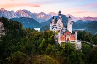 190221-neuschwanstein-shutterstock_752842678 Schloss Neuschwanstein bei Sonnenuntergang