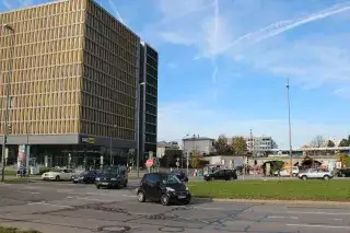 201127_laim-bahnhof-wuerfel_Christian Brunner Der Laimer Würfel vor dem S-Bahnhof Laim