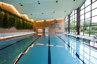 201130-suedbad-sendling-schwimmhalle-swm-robert-goetzfried Schwimmhalle des Südbads in München-Sendling