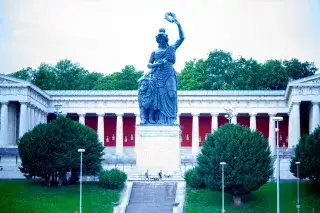 201201-ludwigsvorstadt-bavaria-ruhmeshalle-michael-hofmann Die Bavaria mit der Ruhmeshalle auf der Theresienwiese