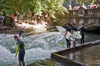 201201_eisbach-surfen-muenchen_Luisa-FumiShutterstockcom Eisbach Surfen München