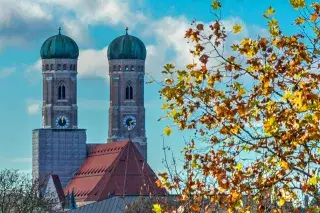 201201_frauenkirche-herbst_muenchen.deMichael Hofmann Frauenkirche mit Herbstblättern