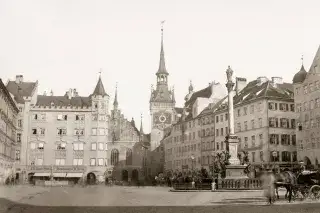 201201_muc-historisch-marienplatz_Georg BöttgerStadtarchiv MünchenCourtesy SchirmerMosel Historische Aufnahme: Ostseite und Südostseite des Marienplatzes