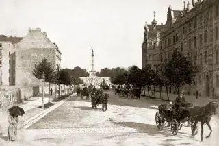 201201_muc-historisch-prinzregentenstrasse_Stadtarchiv München Courtesy SchirmerMosel Pferdekutschen in der Prinzregentenstraße, September 1904.