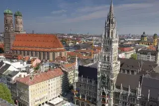 201202-alter-peter-aussichtsturm-ausblick-katy-spichal Ausblick vom Alten Peter auf den Marienplatz mit Rathaus und Frauenkirche