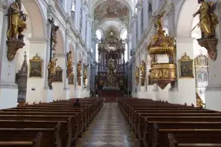 201202-alter-peter-innenraum-kirche-michael-hofmann Der Innenraum der Kirche St. Peter in München