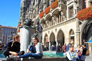 201202-marienplatz-fischbrunnen2-leonie-liebich Der Fischbrunnen am Münchner Marienplatz
