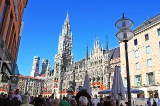 201202-marienplatz1-leonie-liebich Der Münchner Marienplatz mit Neuem Rathaus und Türmen der Frauenkirche