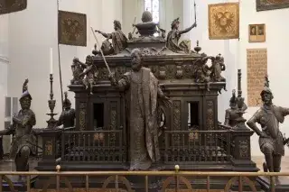 201203_Frauenkirche_Innen_Kenotaph Das Kenotaph für den 1347 gestorbenen Kaiser Ludwig den Bayern