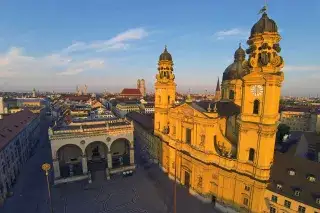 201203_Odeonsplatz_Shutterstock_141715471 Luftaufnahme vom Odeonsplatz im Morgenlicht mit Theatinerkirche und Feldherrnhalle