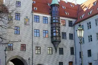 201206_alter-hof-affenturm-tourismusamt-muenchen Affenturm im Alten Hof in der Münchner Innenstadt