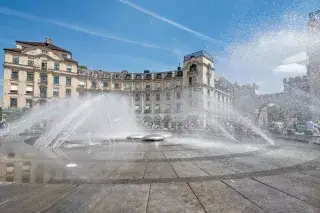 201212_Stachus-karlplatz-brunnen_shutterstock_203407675 Brunnen am Karlsplatz Stachus im Sommer