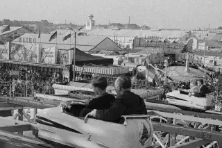 201216_historische-wiesn_Münchner-Stadtarchiv Oktoberfest 1964: Fahrt mit der Achterbahn mit Blick auf die Festwiese