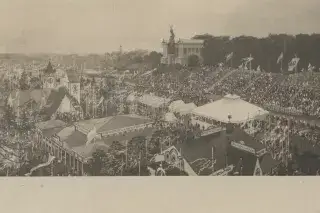 201216_historische-wiesn_muenchner-stadtarchiv-FS-NL-KV-2028 Oktoberfest 1905: Blick auf das Oktoberfest mit Pferderennen. Die Zuschauertribünen befinden sich auf den Hängen der Theresienhöhe.