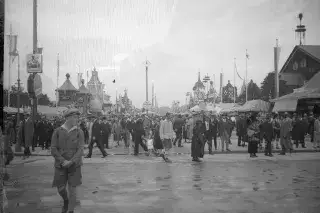 201216_historische-wiesn_muenchner-stadtarchiv-Pett3-0143 Oktoberfest 1927: Festbesucher auf der Bierbudenstraße am 22. September 1927