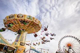201216_wiesn-karussell-riesenrad_mde Fahrgeschäfte auf der Wiesn