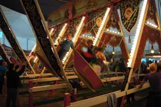201217_schiffschaukel-museumszelt-oide-wiesn_mde Schiffschaukel Museumszelt auf der Oiden Wiesn auf dem Oktoberfest