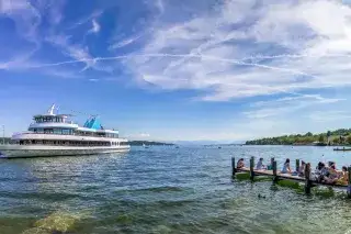 201221_starnbergersee-schiff-badegaeste_shutterstock_711600580 Ausflugsschiff auf dem Starnbergersee
