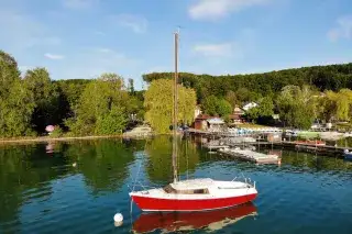 201221_woerthsee-boot-steg_shutterstock_1740774392 Segelboot legt vom Steg auf dem Wörthsee ab