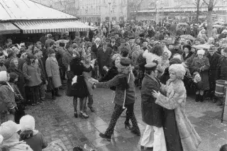 201222_tanz-der-marktfrauen-1974_stadtarchiv_zbe-b-1513 Tanz der Marktfrauen auf dem Viktualienmarkt 1974