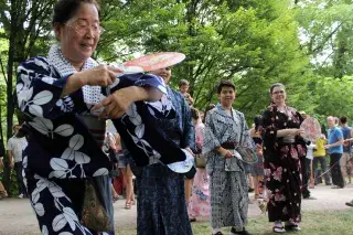 201223_japanfest-frauen-kimono-tradition_mde-lolita-buettner Japanerin im Kinono beim Japanfest am Japanischen Teehaus im Englischen Garten