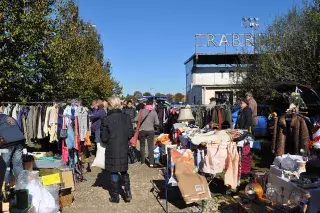 Flohmarkt auf der Trabrennbahn in Daglfing