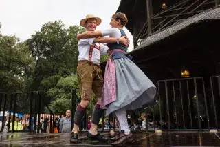 201228_kocherball-tracht-tanzen_mde-monica-garduno Ein Paar in Tracht tanzt beim Kocherlball am Chinesischen Turm