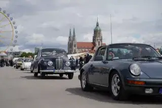 201228_oldtimertreffen-autoparade_mde-RicoGuettich Einfahrt der Autos beim Oldtimertreffen auf dem Frühlingsfest auf der Theresienwiese