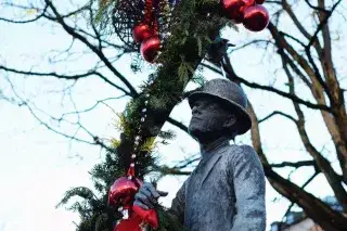 20210203_Bilder_des_Jahres_2020_Anette_Göttlicher Weihnachtlich geschmückter Karl-Valentin-Brunnen auf dem Viktualienmarkt