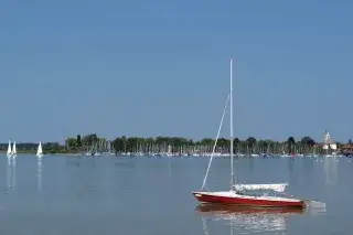 20200809_segeln_chiemsee_shutterstock_150007004 Ein Segelboot auf dem Chiemsee