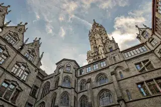 20201203-neues-rathaus-innenhof-4-3 Innenfassade des Neuen Rathaus