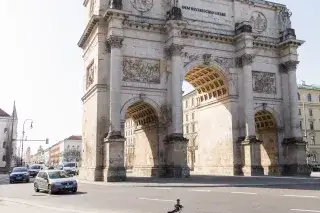 210226_vorfruehling_goettlicher Ein Fahrrad steht vor dem Siegestor
