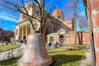210223-wetransfer-anette-goettlicher Eine Glocke vor St. Ursula in Schwabing