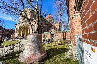 210223-wetransfer-anette-goettlicher Eine Glocke vor St. Ursula in Schwabing