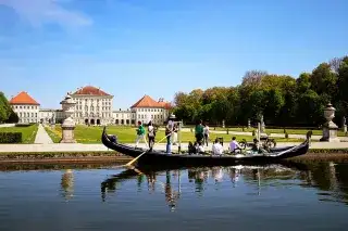 20210330_Nymphenburg-Gondel_Shutterstock_1158915298 Eine Gondel vor Schloss Nymphenburg.