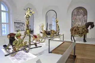 20210330_Schlitten-Marstallmuseum_Bayerische-Schloesserverwaltung Der Ausstellungsraum für Schlitten im Marstallmuseum.