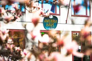 20210614_Amerikahaus Frühling 2021_Leonhard Simon - Amerikahaus München.jpg Das Amerikahaus am Karolinenplatz in der Maxvorstadt