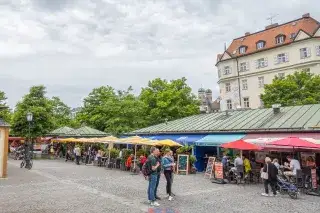 202107_viktualienmarkt_sommer_anettegoettlicher Standl auf dem Münchner Viktualienmarkt