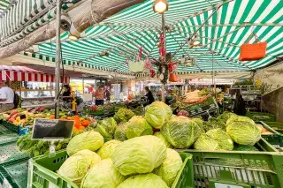 2021_pasingerviktualienmarkt_anettegoettlicher Frischer Salat auf dem Pasinger Viktualienmarkt