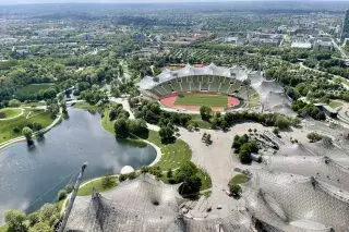 20220601-Ausstellung-Olympiapark-Olympiastadion_Anette-Göttlicher Blick vom Olympiaturm auf das Olympiastadion