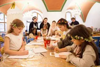 210103_himmelswerkstatt-kinder-malen_mde-monica-garduno Die Himmelswerkstatt am Münchner Christkindlmarkt